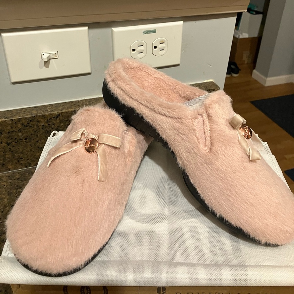 * NEW * Spenco women’s Slippers